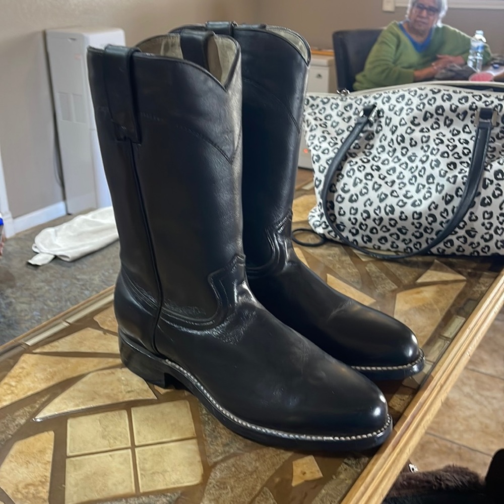 Womens Black Western Boots in excellent condition. Size 7.5